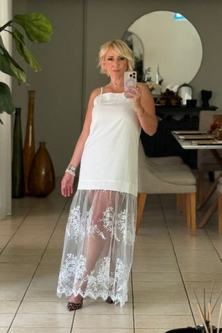 Traje Encanto Eterno – Blanco con Encaje Floral ✨
