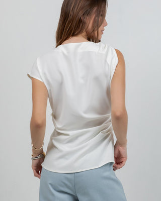 Top Asimétrico Satinado con Detalle Dorado